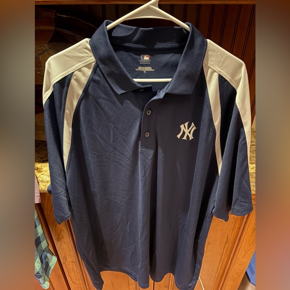 New York Yankees MLB polo. Sharp Blue Polo‎ Shirt with White Accents and logo - Picture 4 of 7